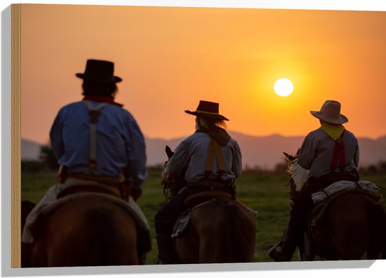Hout - Achteraanzicht van Drie Cowboys op Paarden tijdens Felle Zonsondergang - 75x50 cm - 9 mm dik - Foto op Hout (Met Ophangsysteem)