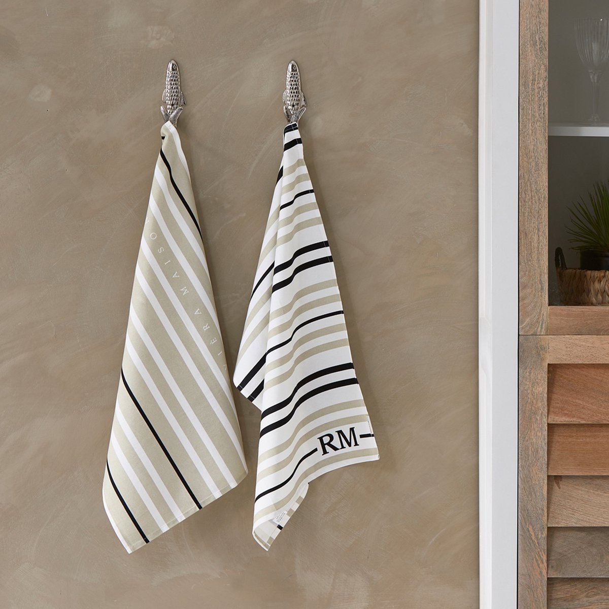 Riviera Maison Theedoeken set van 2, Horizontale - en verticale streep patroon - RM Ubuntu Tea Towel - Wit / Beige - Katoen - 2 stuks