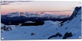 Tuinposter – Bergen bedekt door Laag Sneeuw - 100x50 cm Foto op Tuinposter (wanddecoratie voor buiten en binnen)