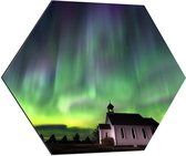 Dibond Hexagon - Noorderlicht boven Kleine Woning in Canada - 80x69.6 cm Foto op Hexagon (Met Ophangsysteem)