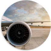 PVC Schuimplaat Muurcirkel - Motor van Wit Vliegtuig op Vliegveld - 60x60 cm Foto op Muurcirkel (met ophangsysteem)