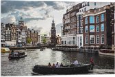 WallClassics - Vlag - Bootjes in de Grachten van Amsterdam - 75x50 cm Foto op Polyester Vlag