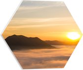 PVC Schuimplaat Hexagon - Verdwijnende Zon achter Bergen boven Wolken - 40x34.8 cm Foto op Hexagon (Met Ophangsysteem)