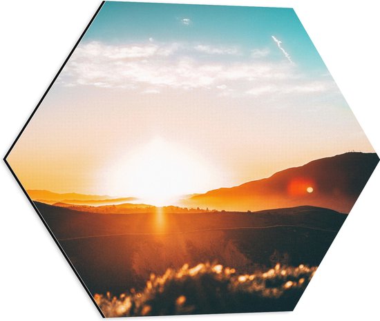 WallClassics - Dibond Hexagon - Oranje Zonsondergang tussen de Bergen - 50x43.5 cm Foto op Hexagon (Met Ophangsysteem)