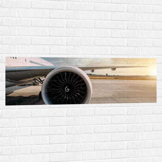 Muursticker - Motor van Wit Vliegtuig op Vliegveld - 120x40 cm Foto op Muursticker