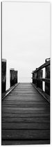 WallClassics - Dibond - Op de Pier (Zwart/ Wit) - 40x120 cm Foto op Aluminium (Met Ophangsysteem)