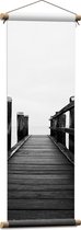 WallClassics - Textielposter - Op de Pier (Zwart/ Wit) - 30x90 cm Foto op Textiel