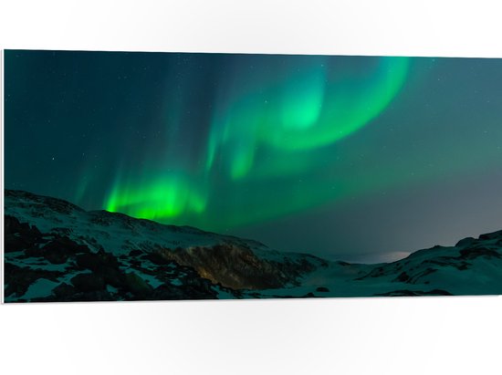 WallClassics - PVC Schuimplaat - Noorderlicht boven Dun Laagje Sneeuw op Berg - 100x50 cm Foto op PVC Schuimplaat (Met Ophangsysteem)