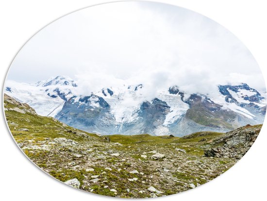 PVC Schuimplaat Ovaal - Uitzicht vanaf Berg op Besneeuwde Berg - 68x51 cm Foto op Ovaal (Met Ophangsysteem)