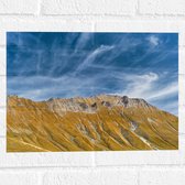 Muursticker - Schapen Wolken boven Stijle Berg - 40x30 cm Foto op Muursticker