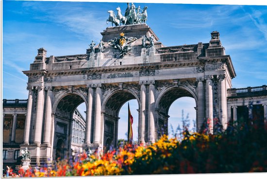 WallClassics - PVC Schuimplaat - Monument in Brussel met Bloemen - 90x60 cm Foto op PVC Schuimplaat (Met Ophangsysteem)