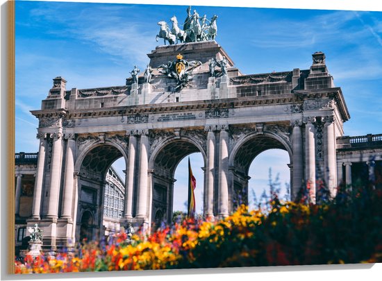 WallClassics - Hout - Monument in Brussel met Bloemen - 100x75 cm - 9 mm dik - Foto op Hout (Met Ophangsysteem)