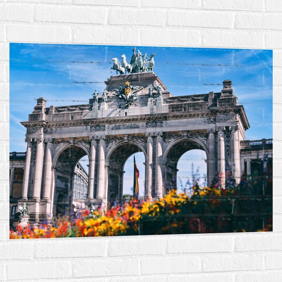 WallClassics - Muursticker - Monument in Brussel met Bloemen - 100x75 cm Foto op Muursticker