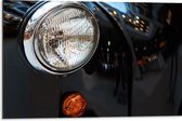 Dibond - Close-up van Koplamp van Zwarte Auto - 75x50 cm Foto op Aluminium (Wanddecoratie van metaal)