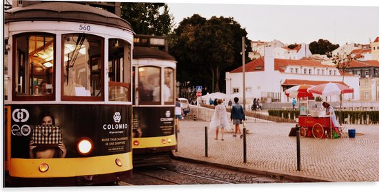 Dibond - Rijdende Tram - Portugal - 100x50 cm Foto op Aluminium (Wanddecoratie van metaal)