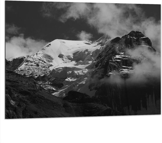 Dibond - Wolken in de Bergen met Sneeuw (Zwart- wit) - 100x75 cm Foto op Aluminium (Wanddecoratie van metaal)