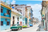 Acrylglas - Gekleurde Geparkeerde Auto's in Kleurrijke Straat - Cuba - 60x40 cm Foto op Acrylglas (Wanddecoratie op Acrylaat)