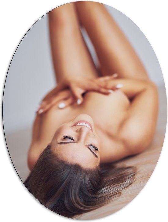 Dibond Ovaal - Lachende Sexy Naakte Vrouw met Handen op Borsten - 81x108 cm Foto op Ovaal (Met Ophangsysteem)