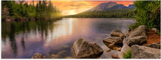 Poster (Mat) - Zonsondergang aan een Meer met Prachtige Natuur - 90x30 cm Foto op Posterpapier met een Matte look