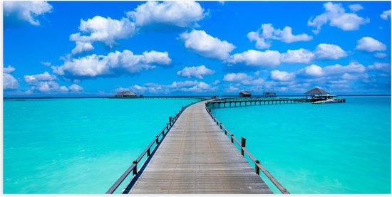 Poster Glanzend – Tropisch Resort met Steigers over Helder Blauwe Oceaan - 100x50 cm Foto op Posterpapier met Glanzende Afwerking