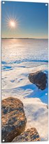 WallClassics - Tuinposter – Lichte Zon in Sneeuwgebied - 50x150 cm Foto op Tuinposter  (wanddecoratie voor buiten en binnen)