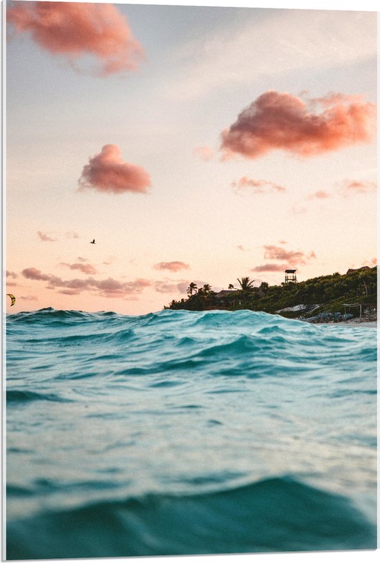 WallClassics - Acrylglas - wolkjes boven Zee op Vakantiebestemming - 60x90 cm Foto op Acrylglas (Met Ophangsysteem)
