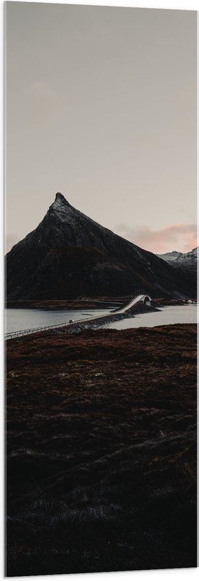 WallClassics - Acrylglas - Puntige Berg in Landschap - 50x150 cm Foto op Acrylglas (Wanddecoratie op Acrylaat)