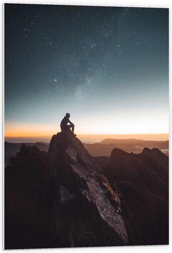 WallClassics - Plaque de Mousse PVC - Homme au sommet d'une montagne avec coucher de soleil - 60x90 cm Photo sur Plaque de Mousse PVC