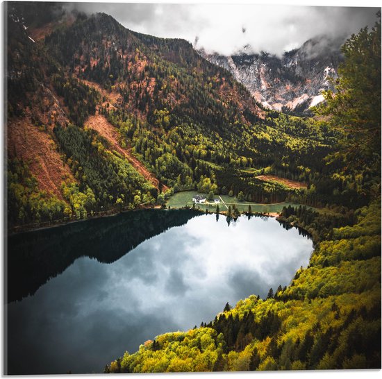 WallClassics - Acrylglas - Donkere Wolken boven Rivier in Bosgebied - 50x50 cm Foto op Acrylglas (Met Ophangsysteem)
