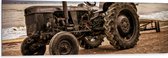 WallClassics - Dibond - Zwarte Traktor aan het Water - 150x50 cm Foto op Aluminium (Met Ophangsysteem)