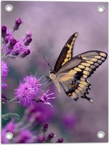 Tuinposter – Vlinder op de Paarse Bloemen - 30x40 cm Foto op Tuinposter (wanddecoratie voor buiten en binnen)