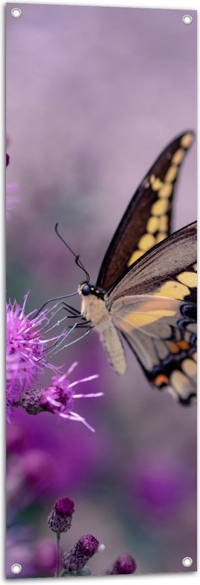 Tuinposter – Vlinder op de Paarse Bloemen - 40x120 cm Foto op Tuinposter (wanddecoratie voor buiten en binnen)