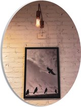 PVC Schuimplaat Ovaal - Schilderij van Vogels aan de Witte Muur - 21x28 cm Foto op Ovaal (Met Ophangsysteem)