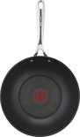 Zwarte wokpan van Jamie Oliver by Tefal met zilveren handvat en rode Thermospot indicator.