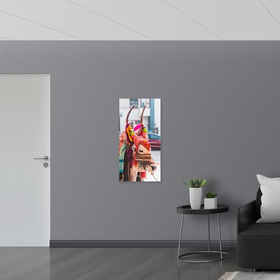 WallClassics - Drapeau - Vache avec Cornes Décorées de Tissus - Photo 50x100 cm sur Drapeau Polyester