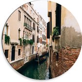 Dibond Muurcirkel - Gondel op Water in Smal Steegje van Venetië - 50x50 cm Foto op Aluminium Muurcirkel (met ophangsysteem)