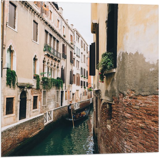Vlag - Gondel op Water in Smal Steegje van Venetië - 80x80 cm Foto op Polyester Vlag