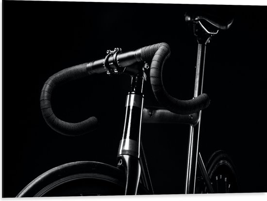 WallClassics - Dibond - Zwarte Mountainbike Fiets tegen Zwarte Achtergrond - 80x60 cm Foto op Aluminium (Wanddecoratie van metaal)