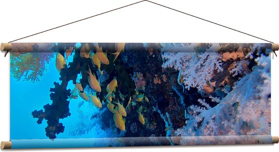 WallClassics - Textielposter - Gele Vissen bij Koraal in de Zee - 90x30 cm Foto op Textiel