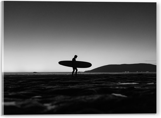 Acrylglas - Surfer op het Strand - Zwart/Wit - 40x30 cm Foto op Acrylglas (Met Ophangsysteem)