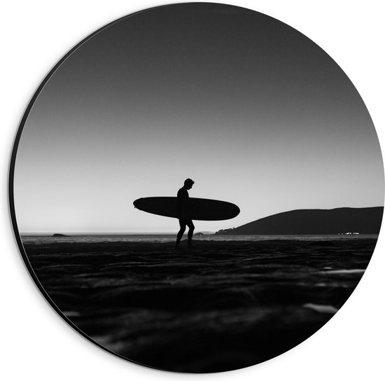 Dibond Muurcirkel - Surfer op het Strand - Zwart/Wit - 20x20 cm Foto op Aluminium Muurcirkel (met ophangsysteem)