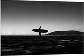 Acrylglas - Surfer op het Strand - Zwart/Wit - 105x70 cm Foto op Acrylglas (Met Ophangsysteem)