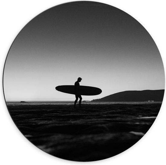 Dibond Muurcirkel - Surfer op het Strand - Zwart/Wit - 70x70 cm Foto op Aluminium Muurcirkel (met ophangsysteem)