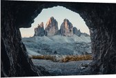 Dibond - Uitzicht vanuit een Grot op Gebergte - 120x80 cm Foto op Aluminium (Met Ophangsysteem)