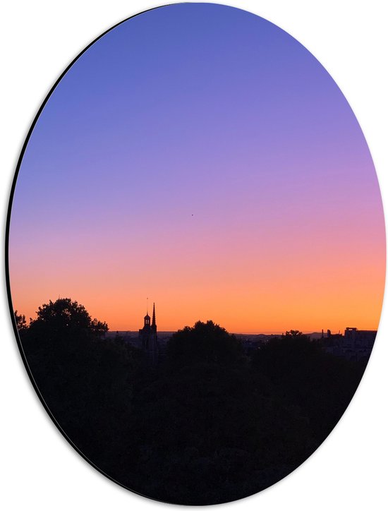 WallClassics - Dibond Ovaal - Zonsondergang bij Dorpje achter Bomen - 30x40 cm Foto op Ovaal (Met Ophangsysteem)