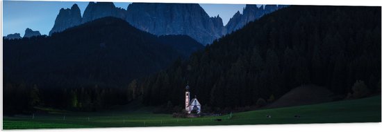 WallClassics - PVC Schuimplaat- Wit Kapel aan Bosrand met Rotsen onder Sterrenhemel - 150x50 cm Foto op PVC Schuimplaat