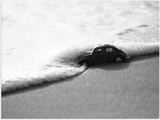 Poster (Mat) - Speelgoed Auto in de Zee in het Zwart/Wit - 40x30 cm Foto op Posterpapier met een Matte look