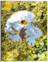 WallClassics - Dibond - Het Spiegelbeeld van een Gele Bloem - 30x40 cm Foto op Aluminium (Wanddecoratie van metaal)