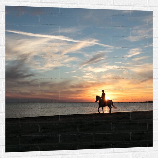 Muursticker - Paardrijden op het Strand met Zonsondergang - 100x100 cm Foto op Muursticker