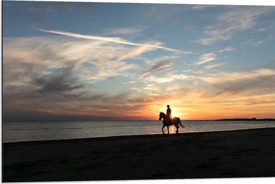 Dibond - Paardrijden op het Strand met Zonsondergang - 90x60 cm Foto op Aluminium (Met Ophangsysteem)